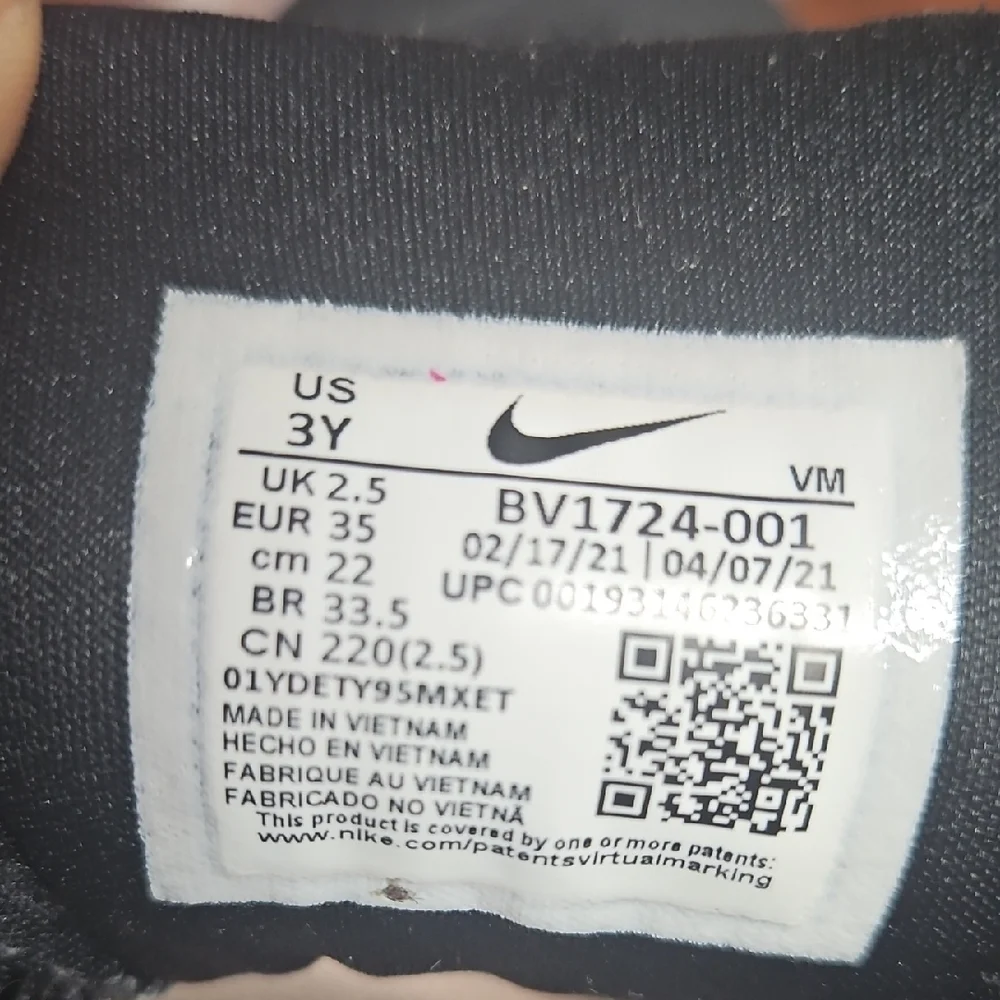 Nike stylish black